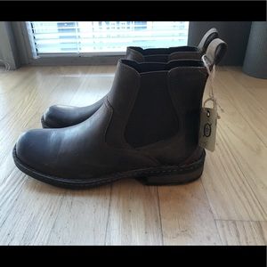 Born Men’s Chelsea Boot. Size 10